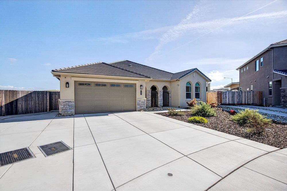 Detail Gallery Image 4 of 70 For 989 Pismo Ct, Hollister,  CA 95023 - 3 Beds | 3 Baths