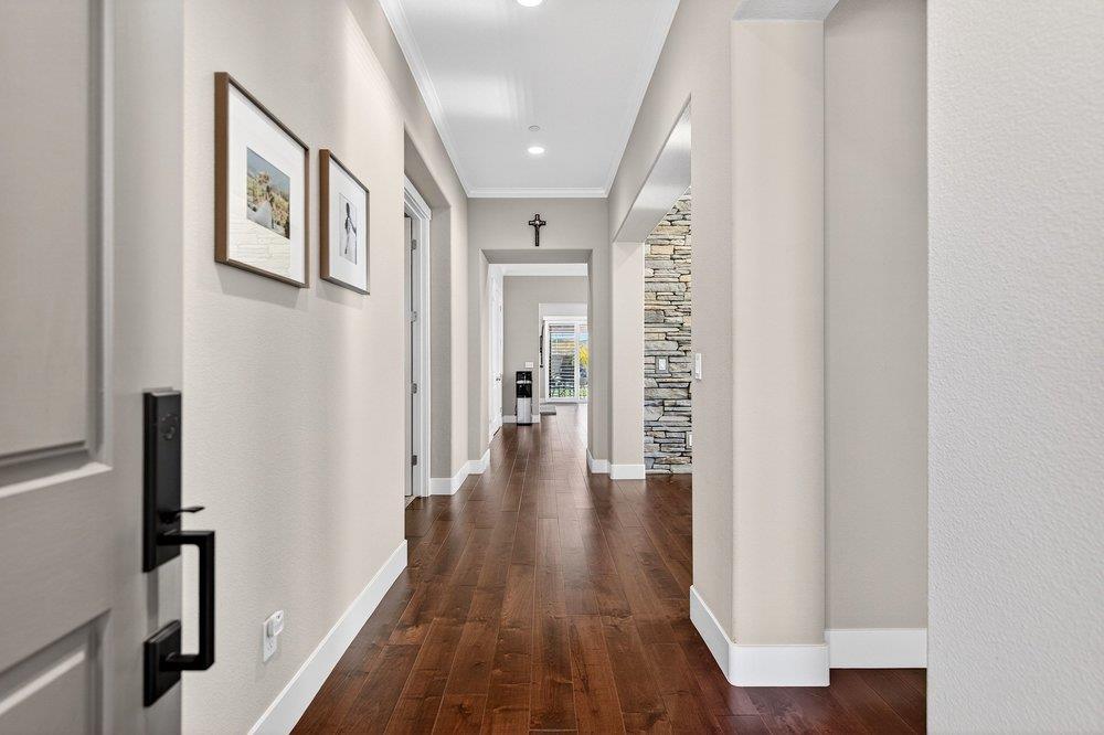 Detail Gallery Image 8 of 70 For 989 Pismo Ct, Hollister,  CA 95023 - 3 Beds | 3 Baths