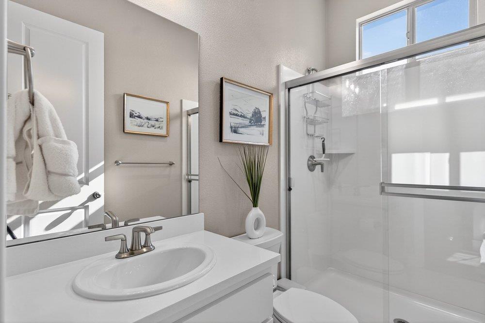 Detail Gallery Image 9 of 70 For 989 Pismo Ct, Hollister,  CA 95023 - 3 Beds | 3 Baths