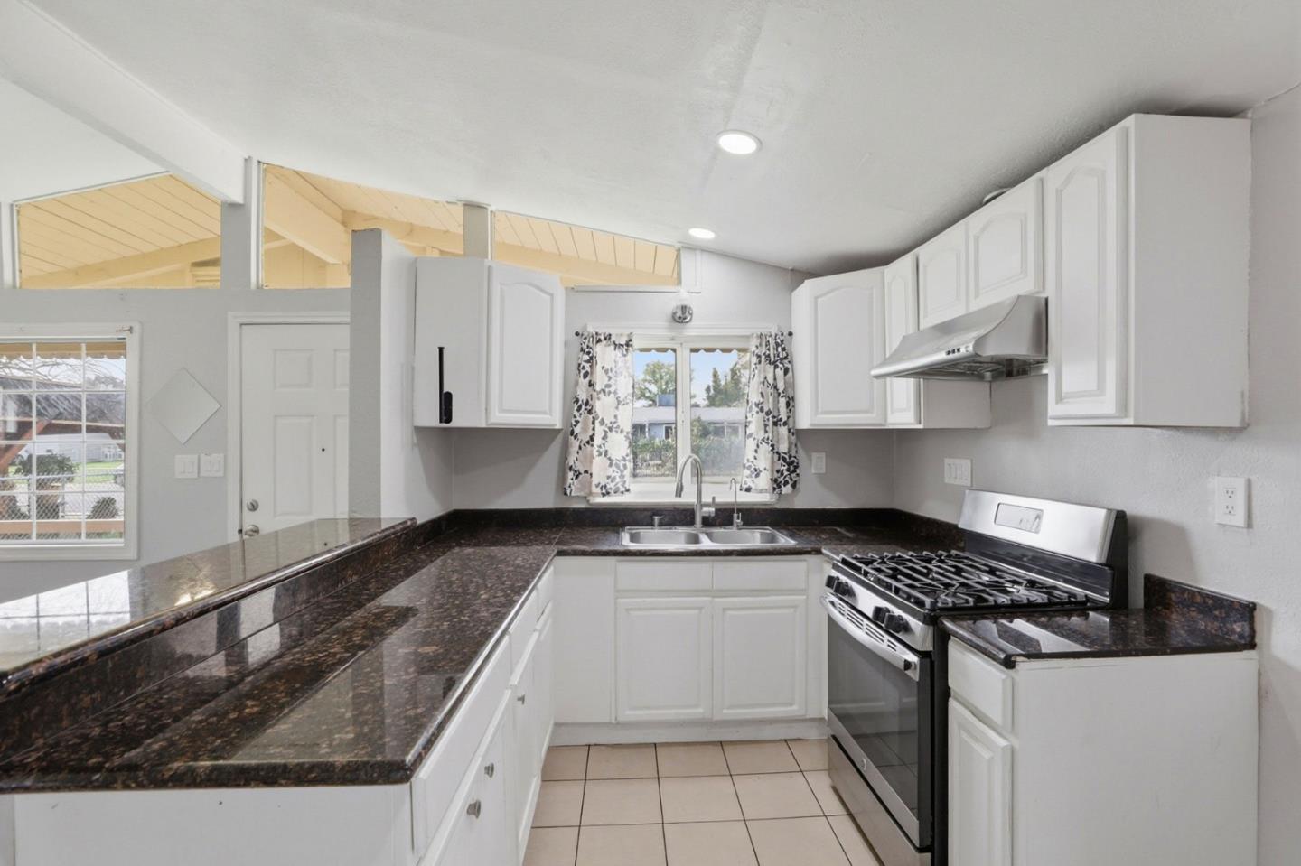 Detail Gallery Image 9 of 40 For 5741 39th St, Sacramento,  CA 95824 - 4 Beds | 3 Baths