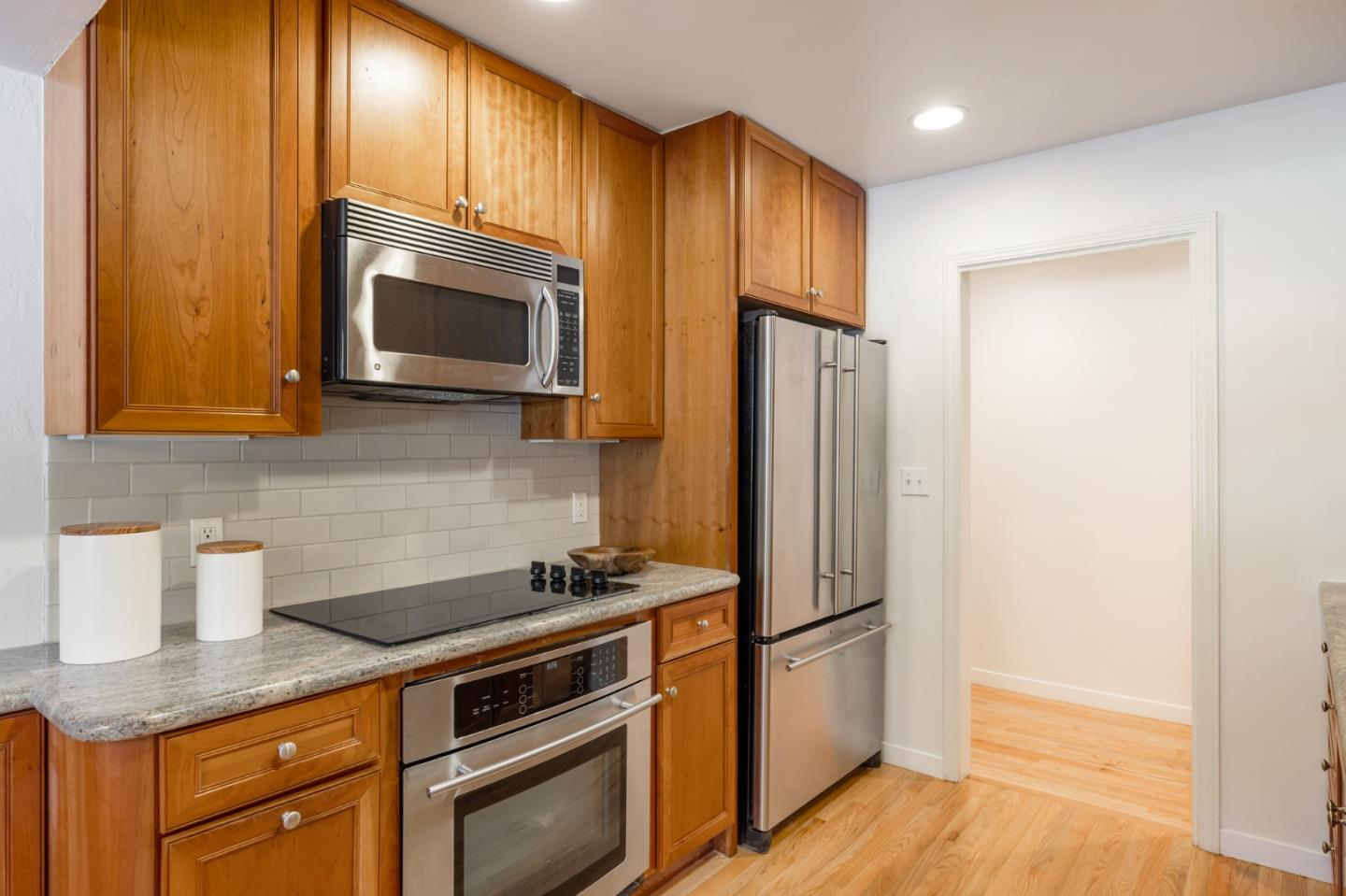 Detail Gallery Image 5 of 14 For 461 Burgess Dr #4,  Menlo Park,  CA 94025 - 2 Beds | 2 Baths