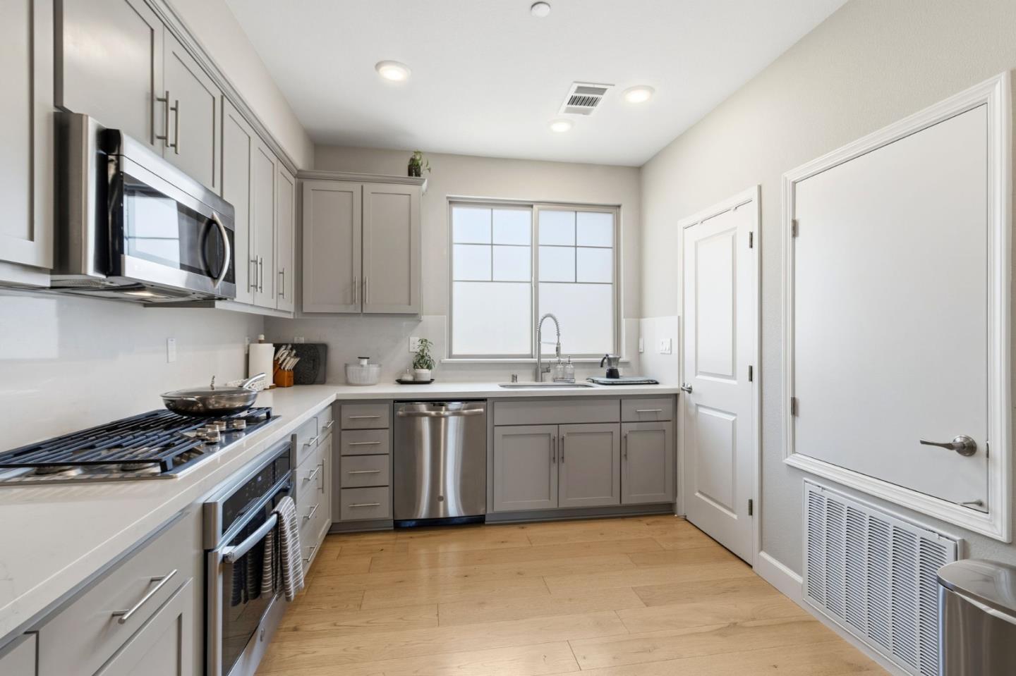 Detail Gallery Image 6 of 24 For 651 Cinnamon, Mountain View,  CA 94043 - 2 Beds | 2 Baths