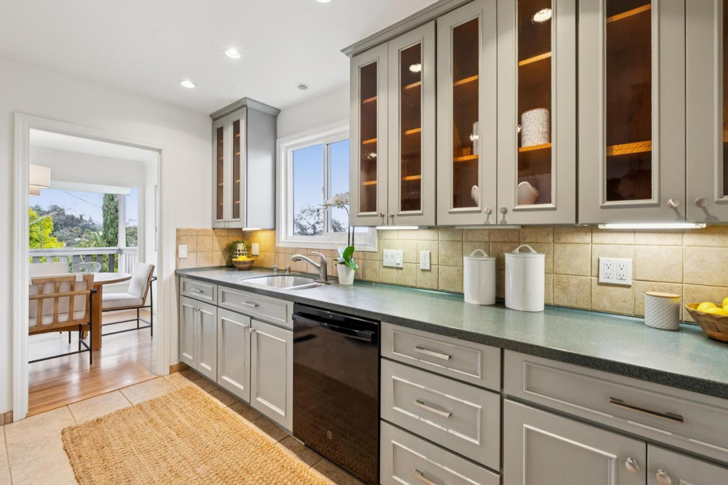 Detail Gallery Image 15 of 44 For 1140 Harbor Blvd, Belmont,  CA 94002 - 3 Beds | 1 Baths