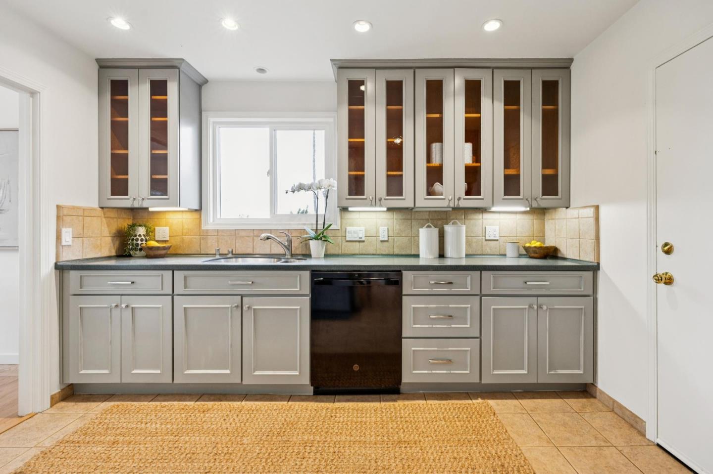 Detail Gallery Image 16 of 44 For 1140 Harbor Blvd, Belmont,  CA 94002 - 3 Beds | 1 Baths