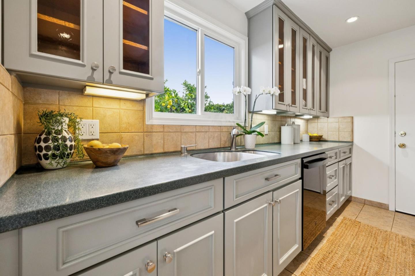 Detail Gallery Image 17 of 44 For 1140 Harbor Blvd, Belmont,  CA 94002 - 3 Beds | 1 Baths