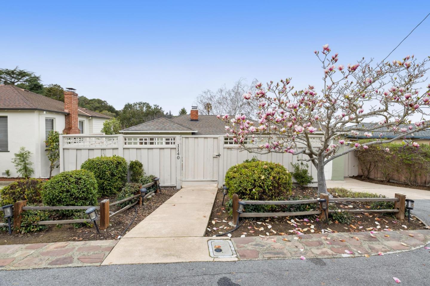 Detail Gallery Image 2 of 44 For 1140 Harbor Blvd, Belmont,  CA 94002 - 3 Beds | 1 Baths