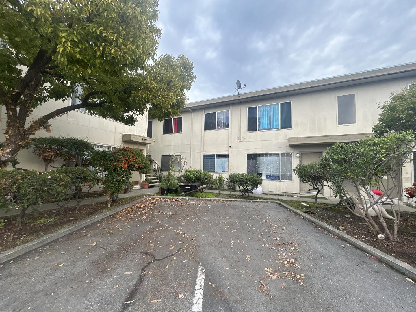 Detail Gallery Image 3 of 14 For 16 Marian Ct, San Rafael,  CA 94901 - – Beds | – Baths