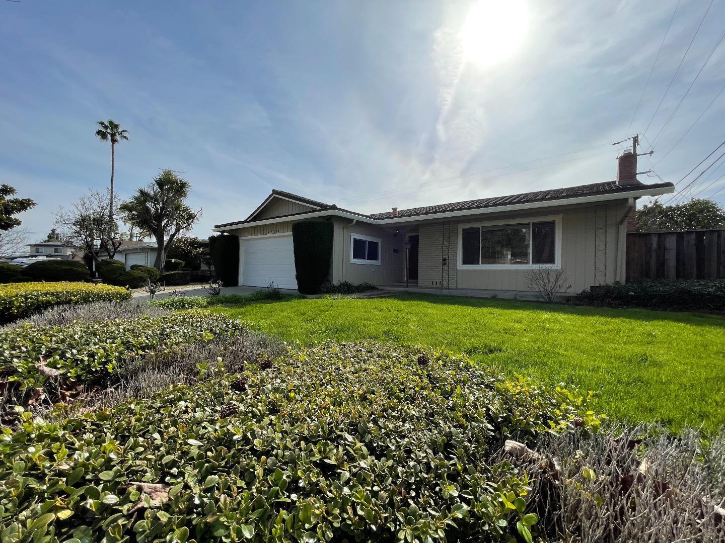 Detail Gallery Image 3 of 22 For 4876 Springdale Dr, San Jose,  CA 95129 - 3 Beds | 2 Baths