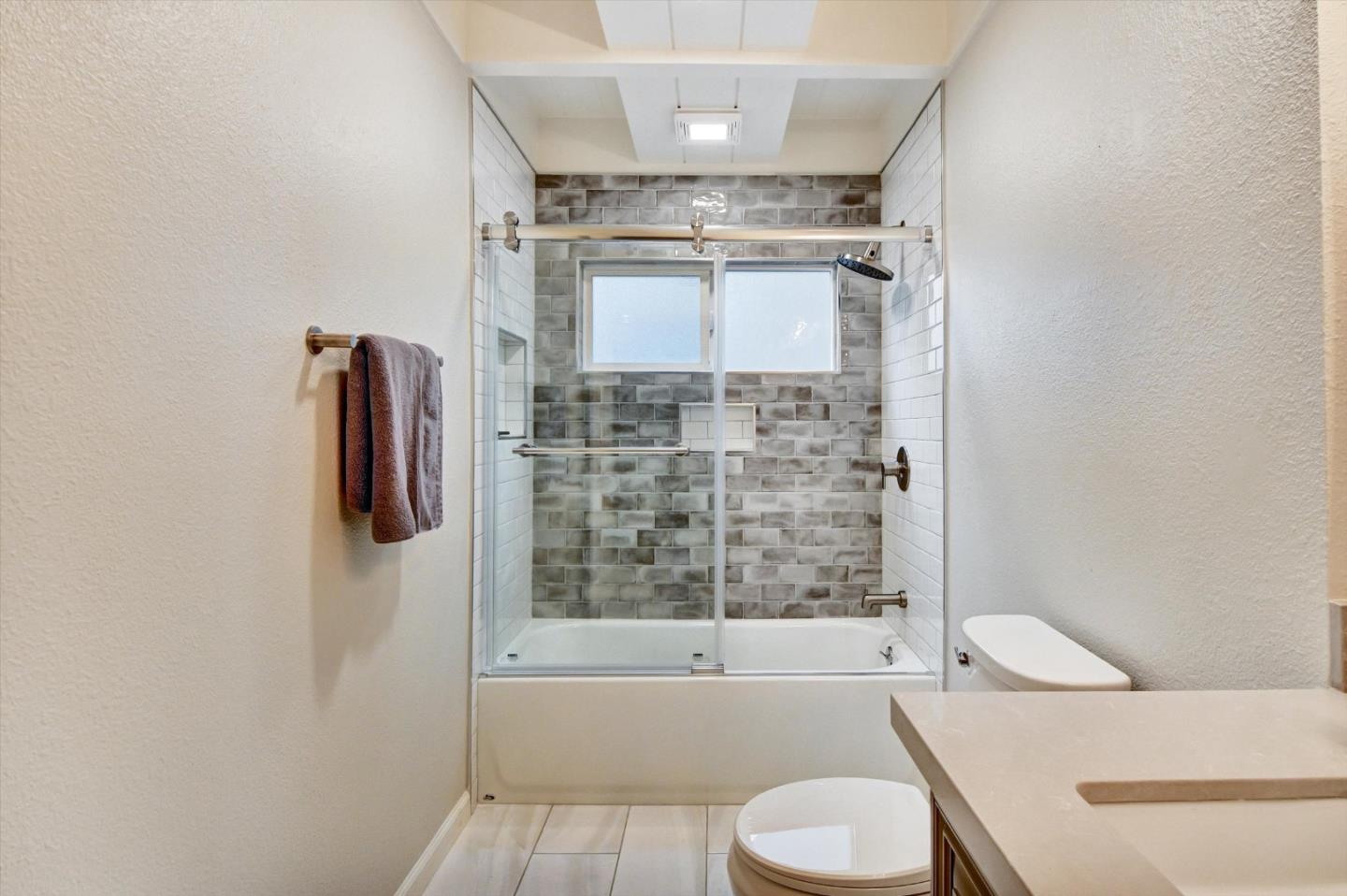 Detail Gallery Image 13 of 56 For 2323 Mastlands Dr, Oakland,  CA 94611 - 5 Beds | 4/1 Baths