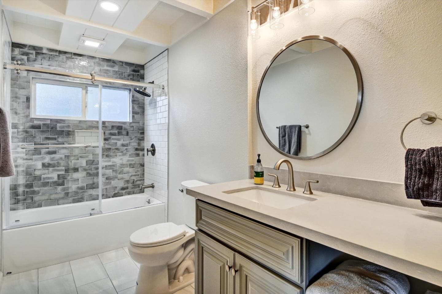 Detail Gallery Image 14 of 56 For 2323 Mastlands Dr, Oakland,  CA 94611 - 5 Beds | 4/1 Baths