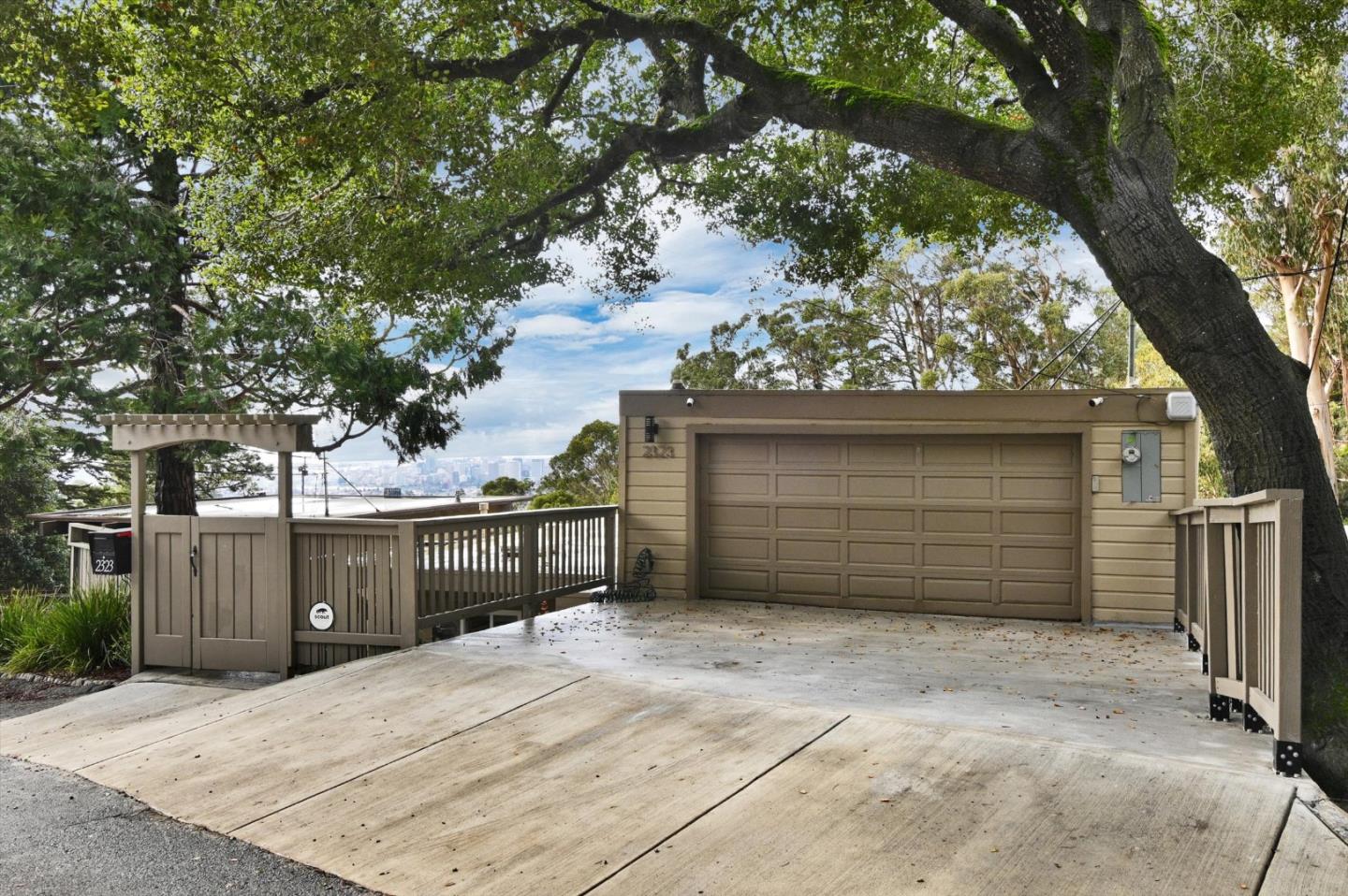 Detail Gallery Image 15 of 56 For 2323 Mastlands Dr, Oakland,  CA 94611 - 5 Beds | 4/1 Baths