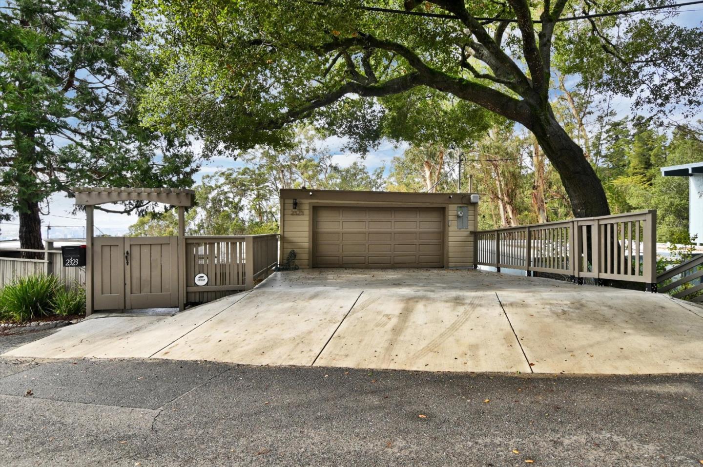 Detail Gallery Image 16 of 56 For 2323 Mastlands Dr, Oakland,  CA 94611 - 5 Beds | 4/1 Baths