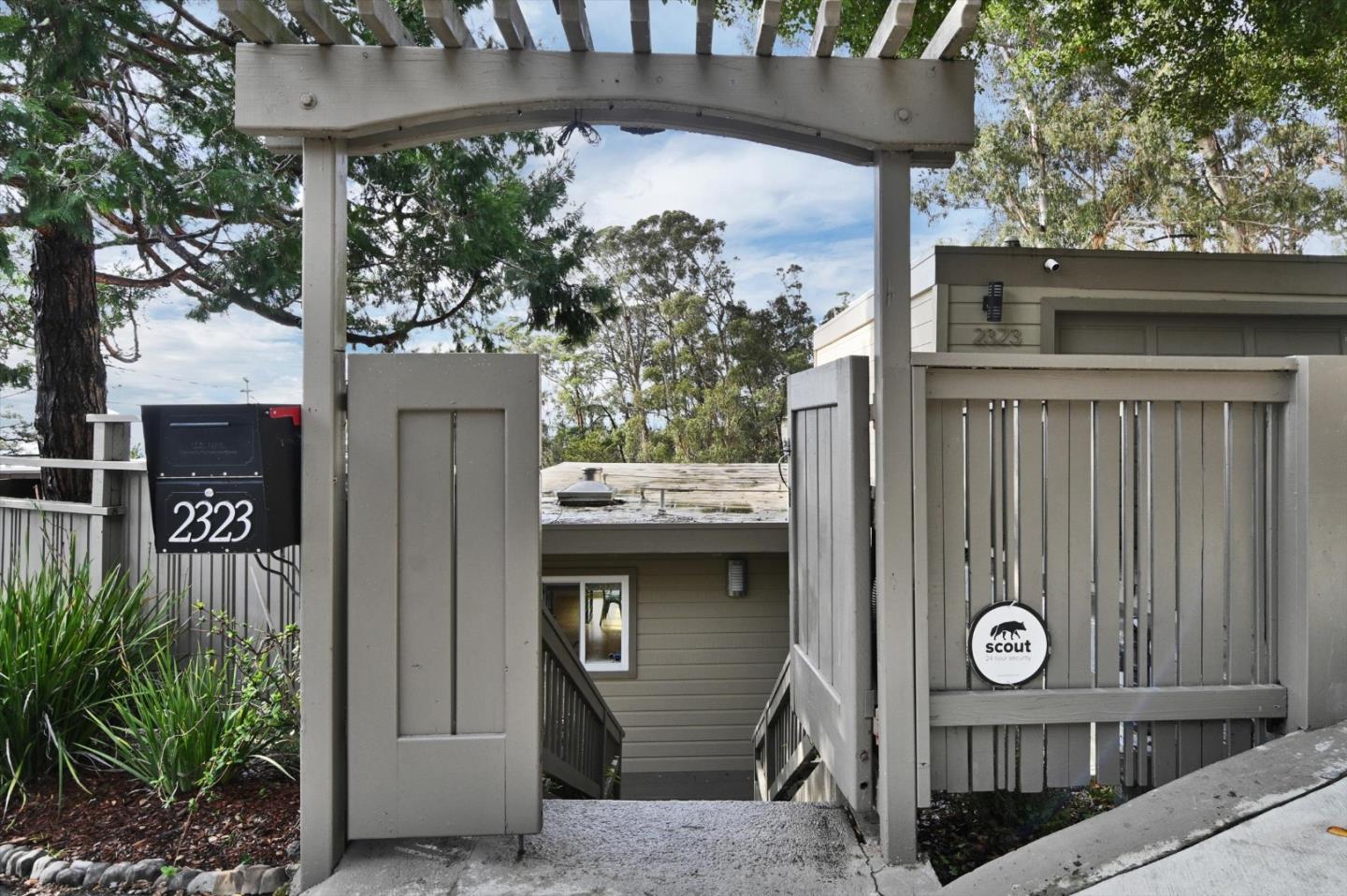 Detail Gallery Image 18 of 56 For 2323 Mastlands Dr, Oakland,  CA 94611 - 5 Beds | 4/1 Baths