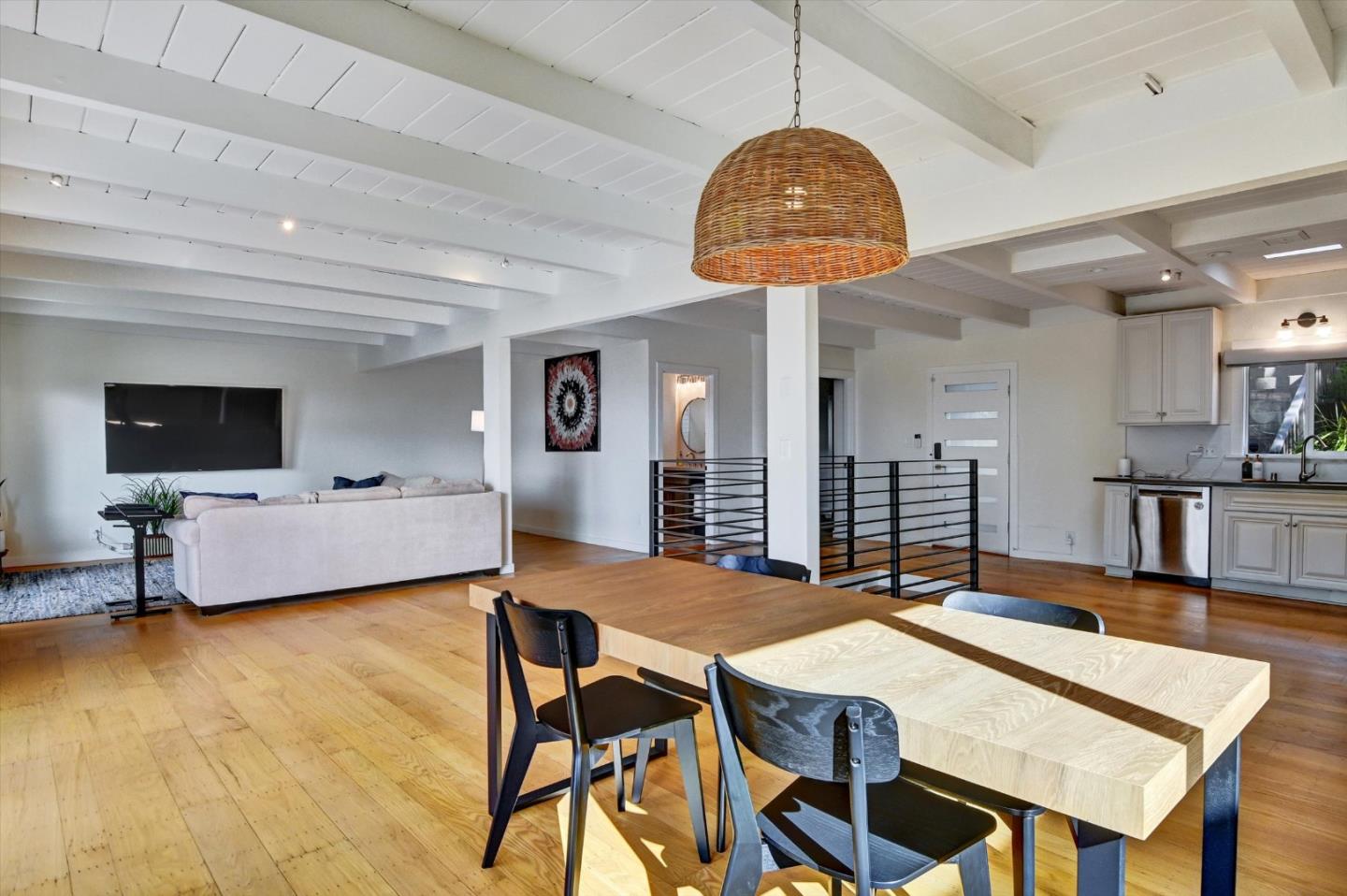 Detail Gallery Image 3 of 56 For 2323 Mastlands Dr, Oakland,  CA 94611 - 5 Beds | 4/1 Baths