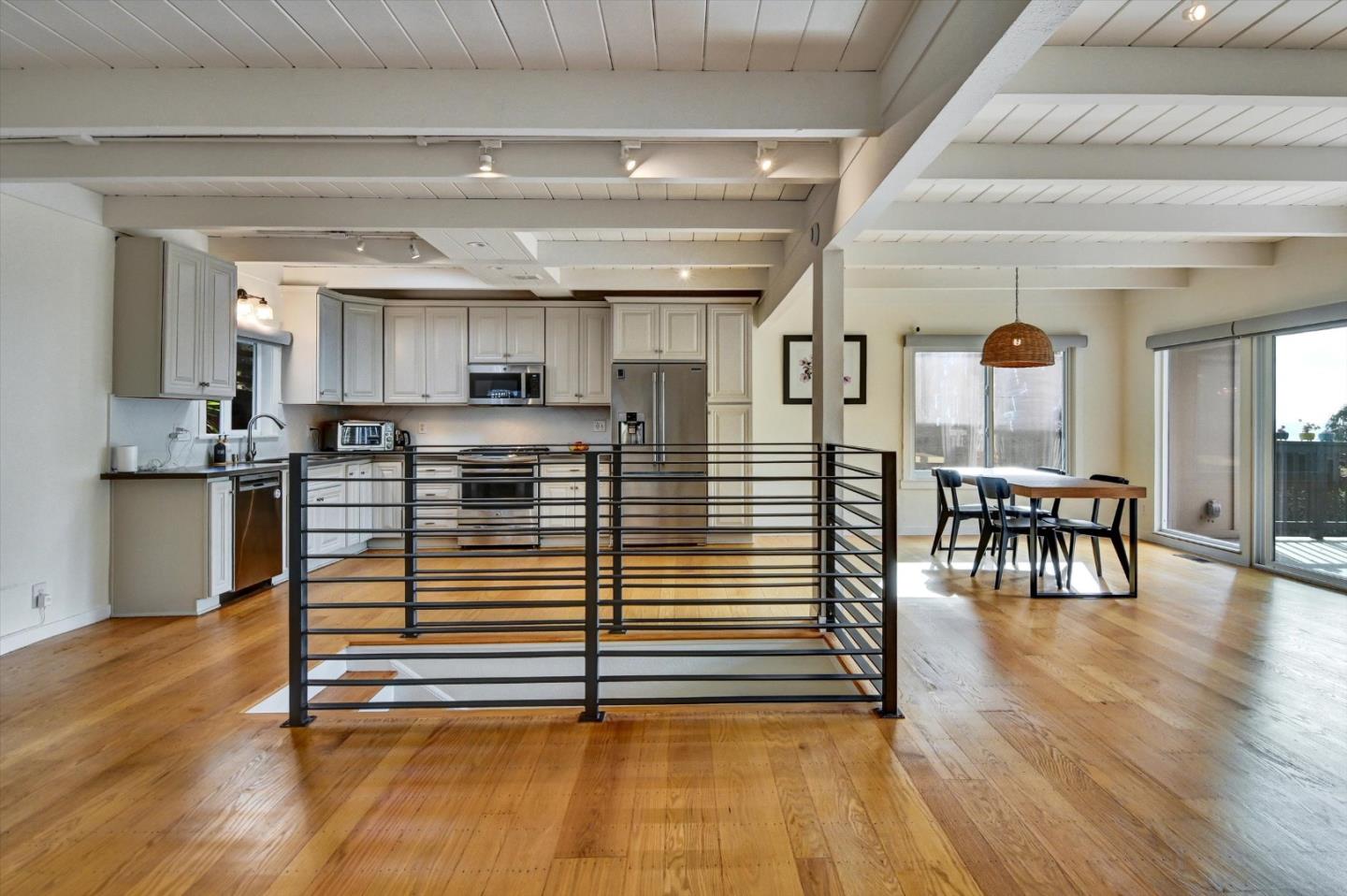 Detail Gallery Image 4 of 56 For 2323 Mastlands Dr, Oakland,  CA 94611 - 5 Beds | 4/1 Baths