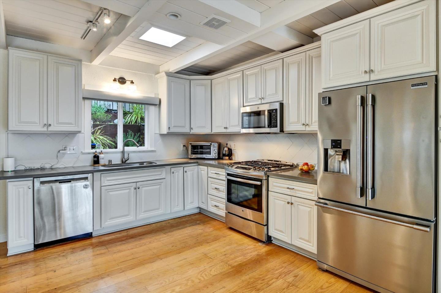 Detail Gallery Image 5 of 56 For 2323 Mastlands Dr, Oakland,  CA 94611 - 5 Beds | 4/1 Baths