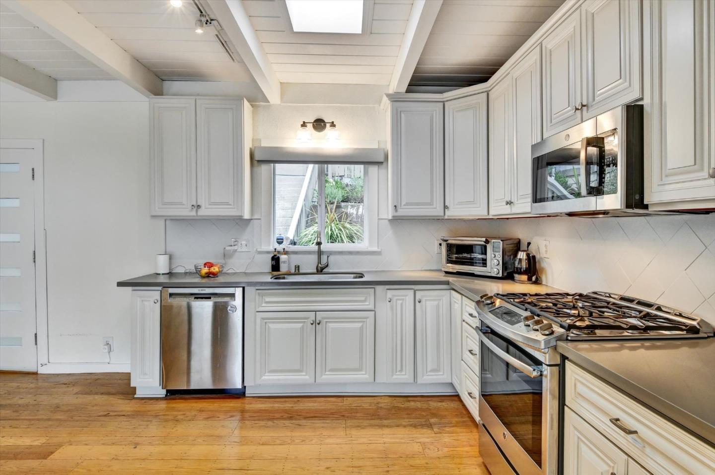 Detail Gallery Image 6 of 56 For 2323 Mastlands Dr, Oakland,  CA 94611 - 5 Beds | 4/1 Baths