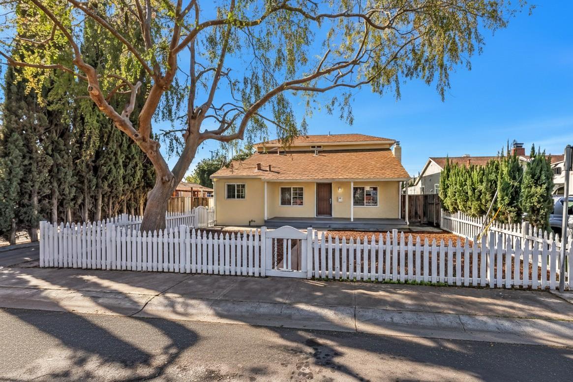 Detail Gallery Image 3 of 47 For 73 Alexander Ct, San Jose,  CA 95116 - 4 Beds | 2 Baths