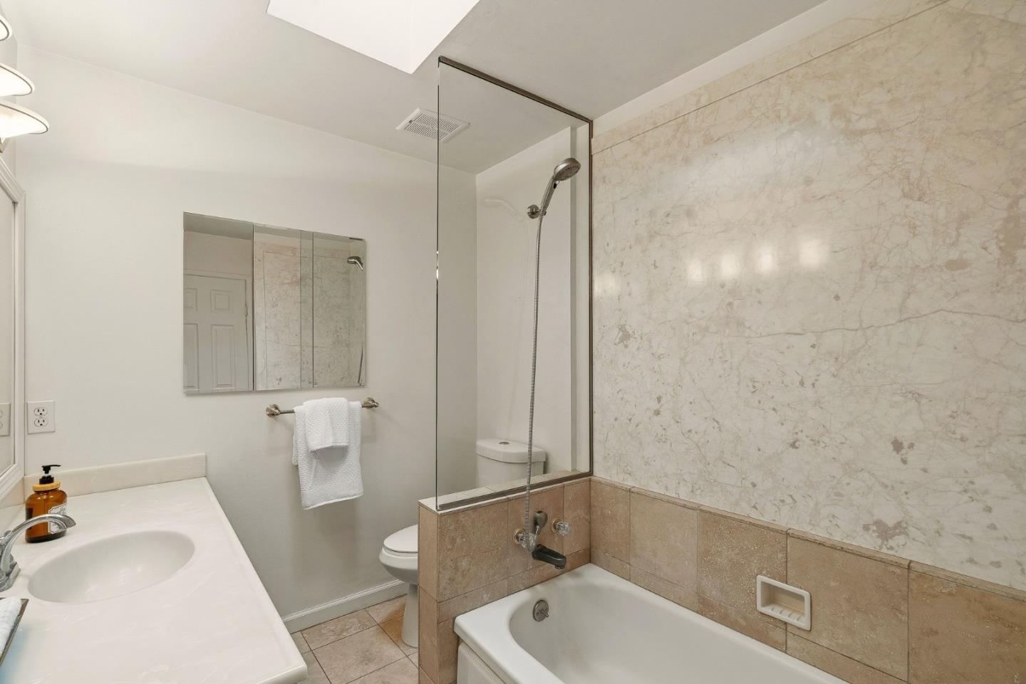 Detail Gallery Image 11 of 42 For 15 Del Rey Cir, Salinas,  CA 93901 - 4 Beds | 3 Baths