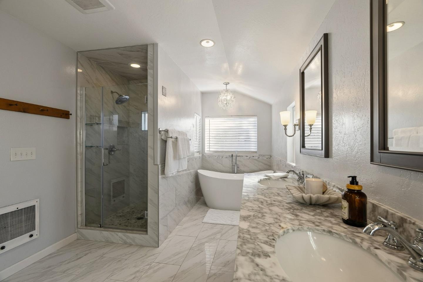 Detail Gallery Image 20 of 42 For 15 Del Rey Cir, Salinas,  CA 93901 - 4 Beds | 3 Baths