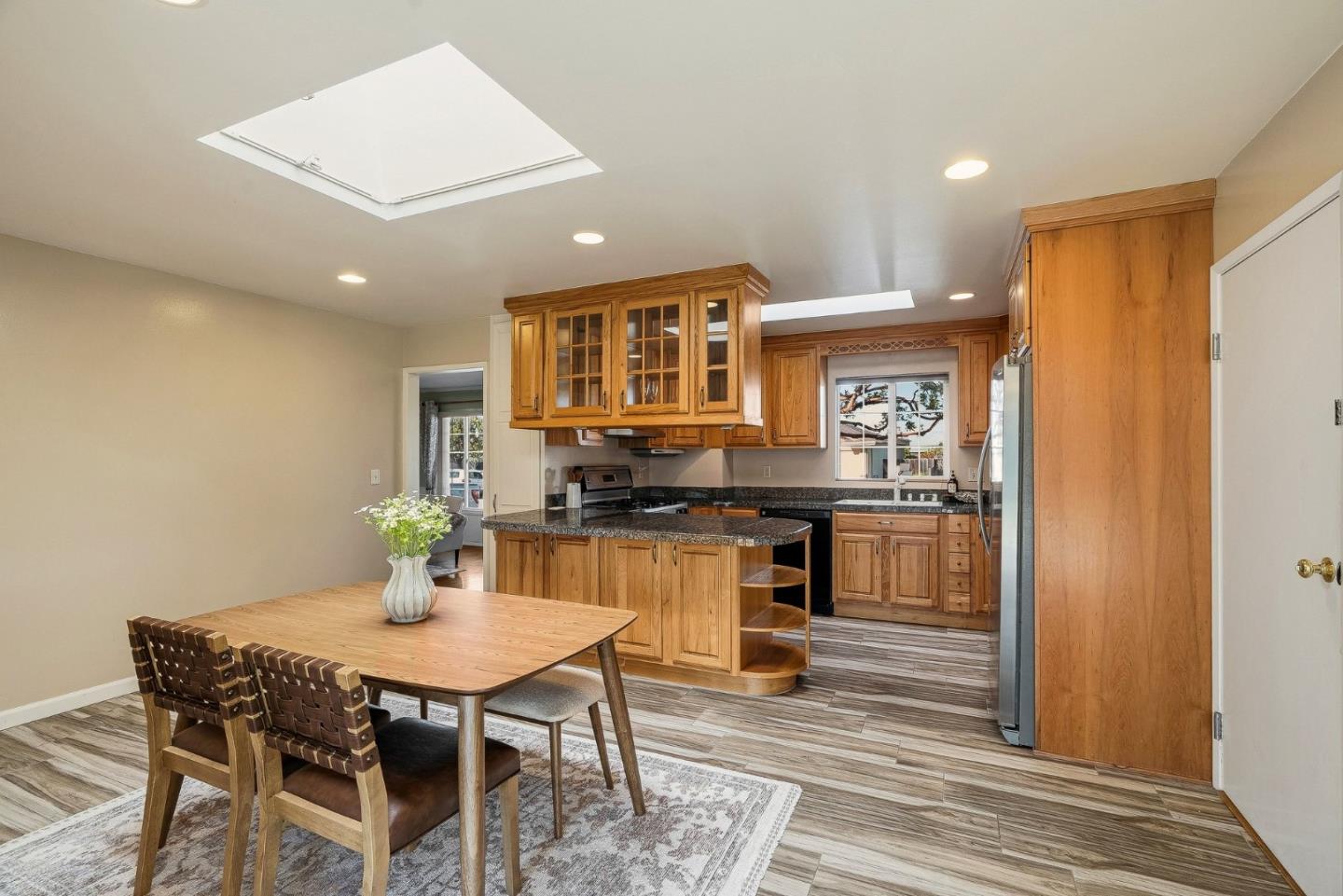 Detail Gallery Image 5 of 42 For 15 Del Rey Cir, Salinas,  CA 93901 - 4 Beds | 3 Baths