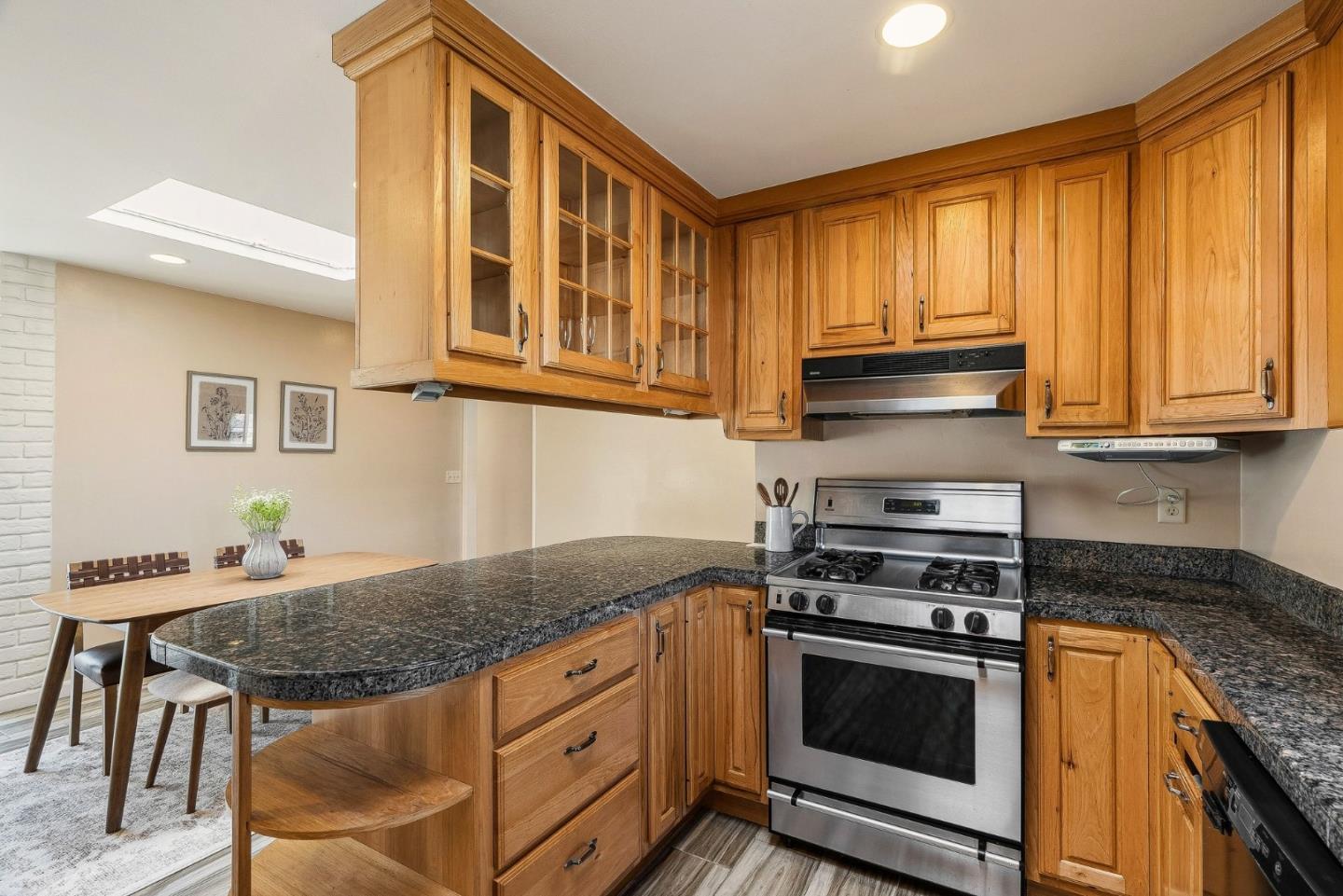 Detail Gallery Image 6 of 42 For 15 Del Rey Cir, Salinas,  CA 93901 - 4 Beds | 3 Baths