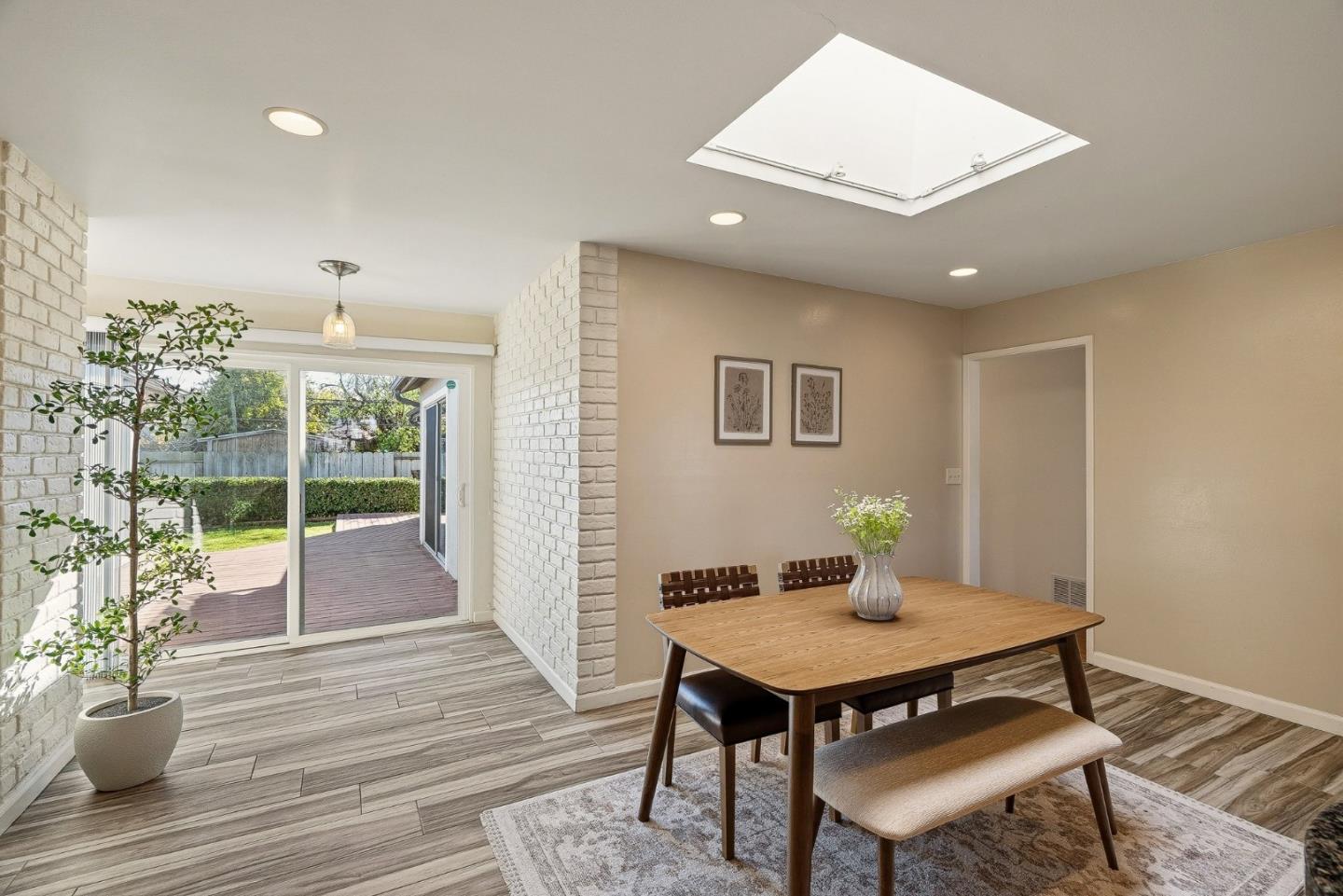 Detail Gallery Image 7 of 42 For 15 Del Rey Cir, Salinas,  CA 93901 - 4 Beds | 3 Baths