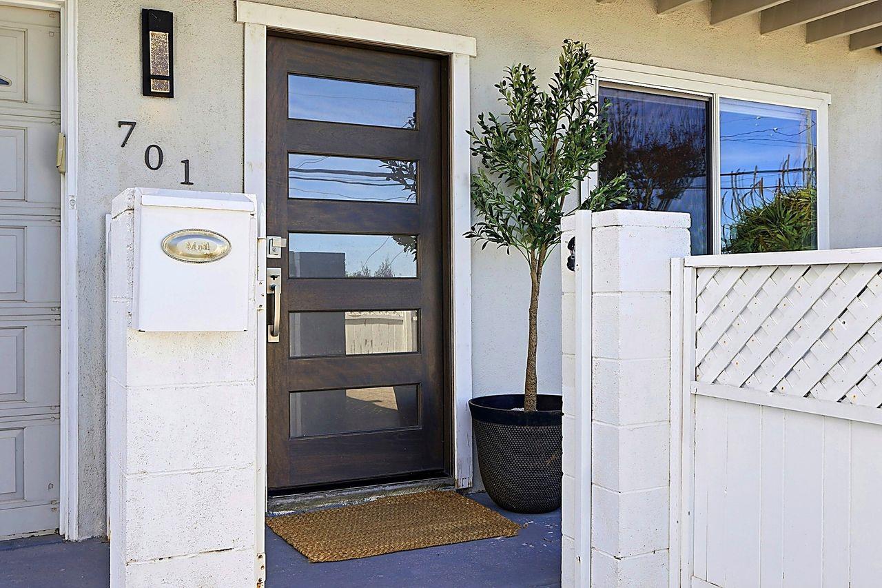 Detail Gallery Image 4 of 39 For 701 Archer St, Monterey,  CA 93940 - 3 Beds | 3 Baths