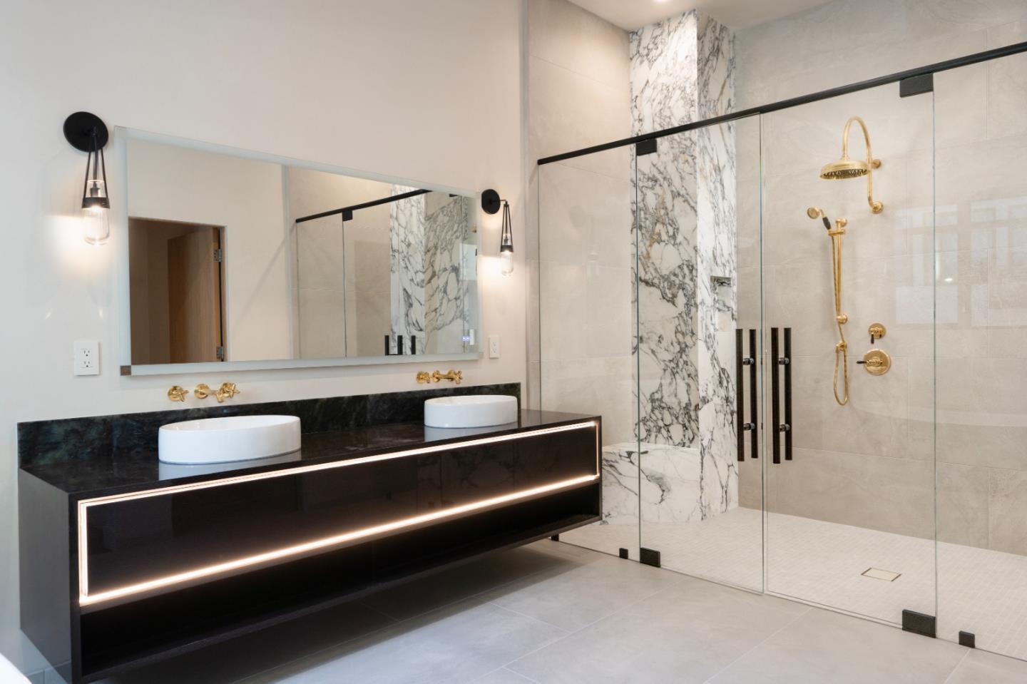 Detail Gallery Image 10 of 14 For 520 Lighthouse Ave #301,  Pacific Grove,  CA 93950 - 2 Beds | 2/1 Baths