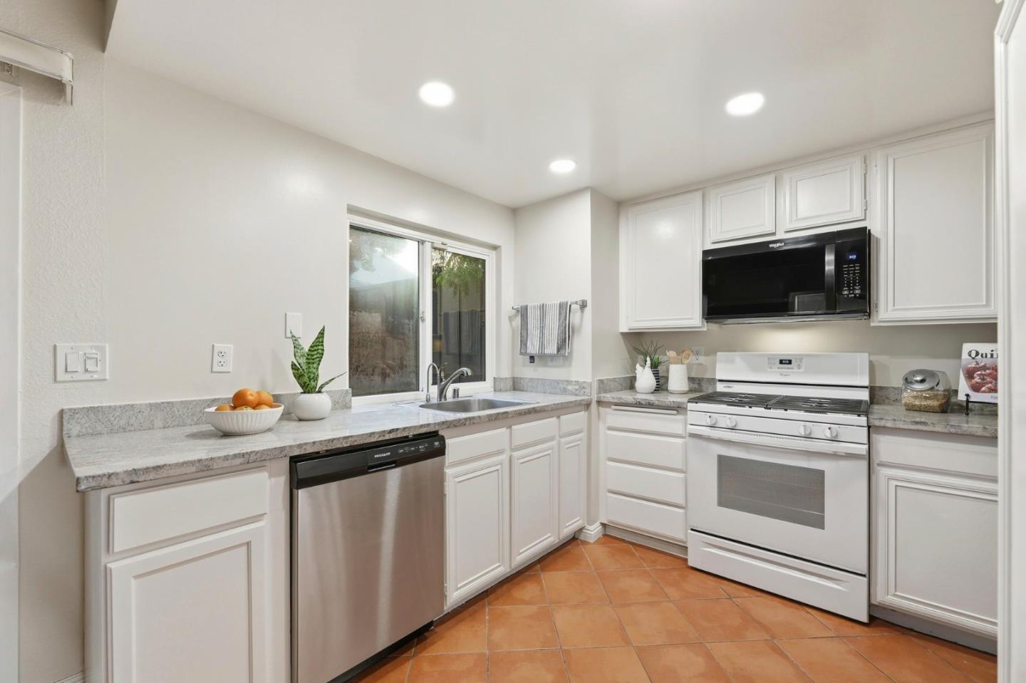 Detail Gallery Image 9 of 33 For 151 Kiely Blvd, Santa Clara,  CA 95051 - 1 Beds | 1/1 Baths