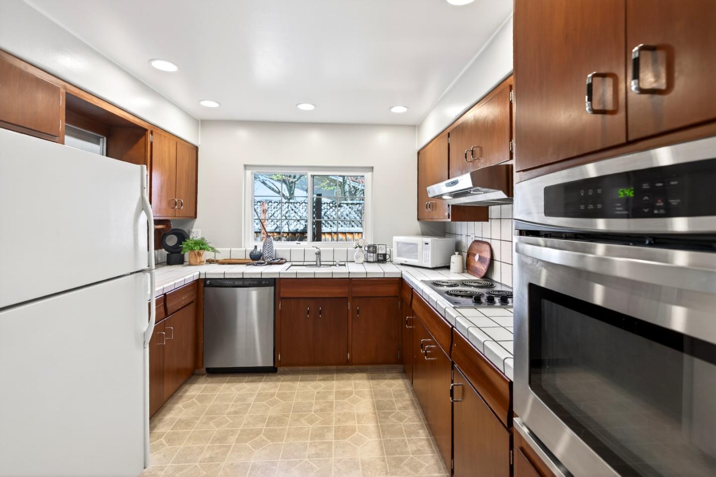 Detail Gallery Image 11 of 29 For 1539 Klamath Dr, Sunnyvale,  CA 94087 - 3 Beds | 2 Baths