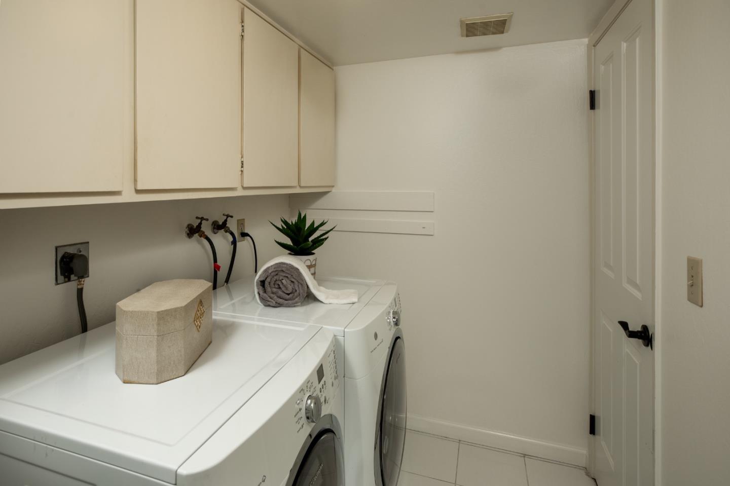 Detail Gallery Image 12 of 22 For 1109 Wright Ave, Mountain View,  CA 94043 - 4 Beds | 2/1 Baths