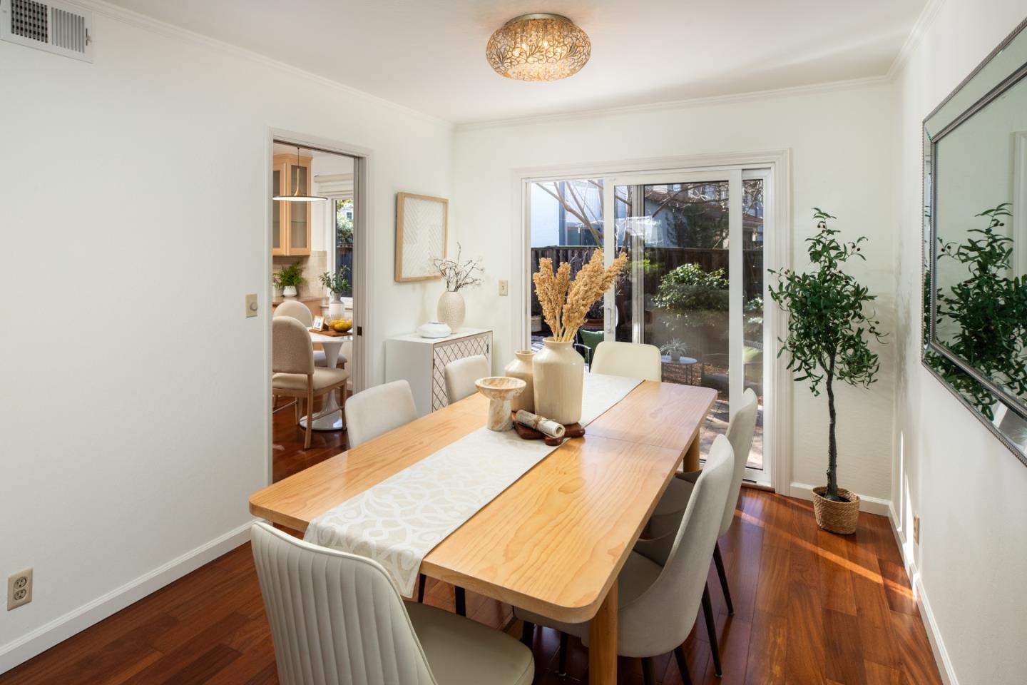 Detail Gallery Image 5 of 22 For 1109 Wright Ave, Mountain View,  CA 94043 - 4 Beds | 2/1 Baths