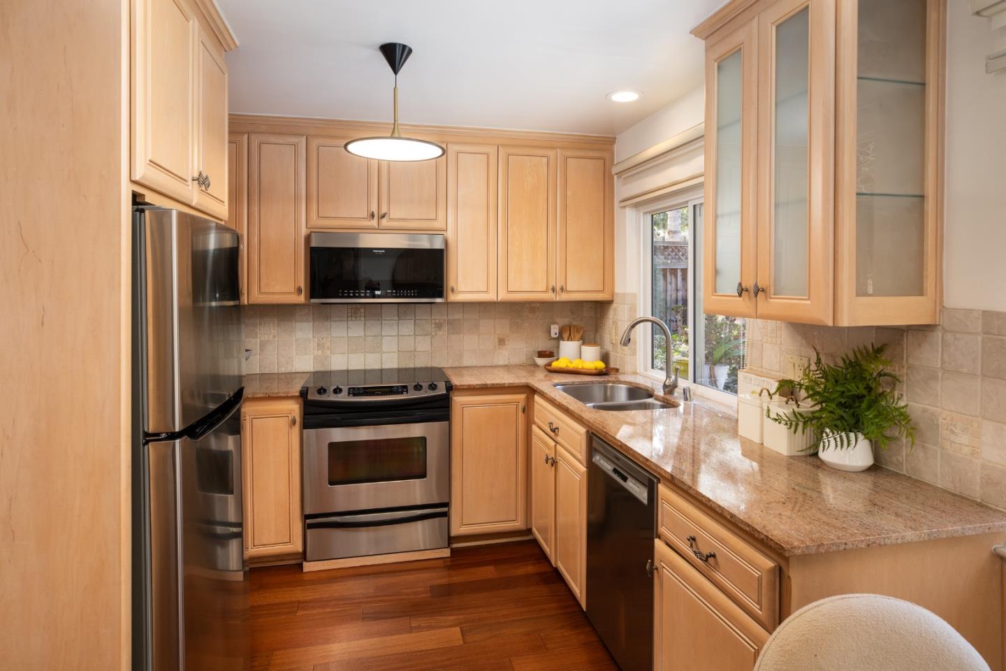 Detail Gallery Image 7 of 22 For 1109 Wright Ave, Mountain View,  CA 94043 - 4 Beds | 2/1 Baths