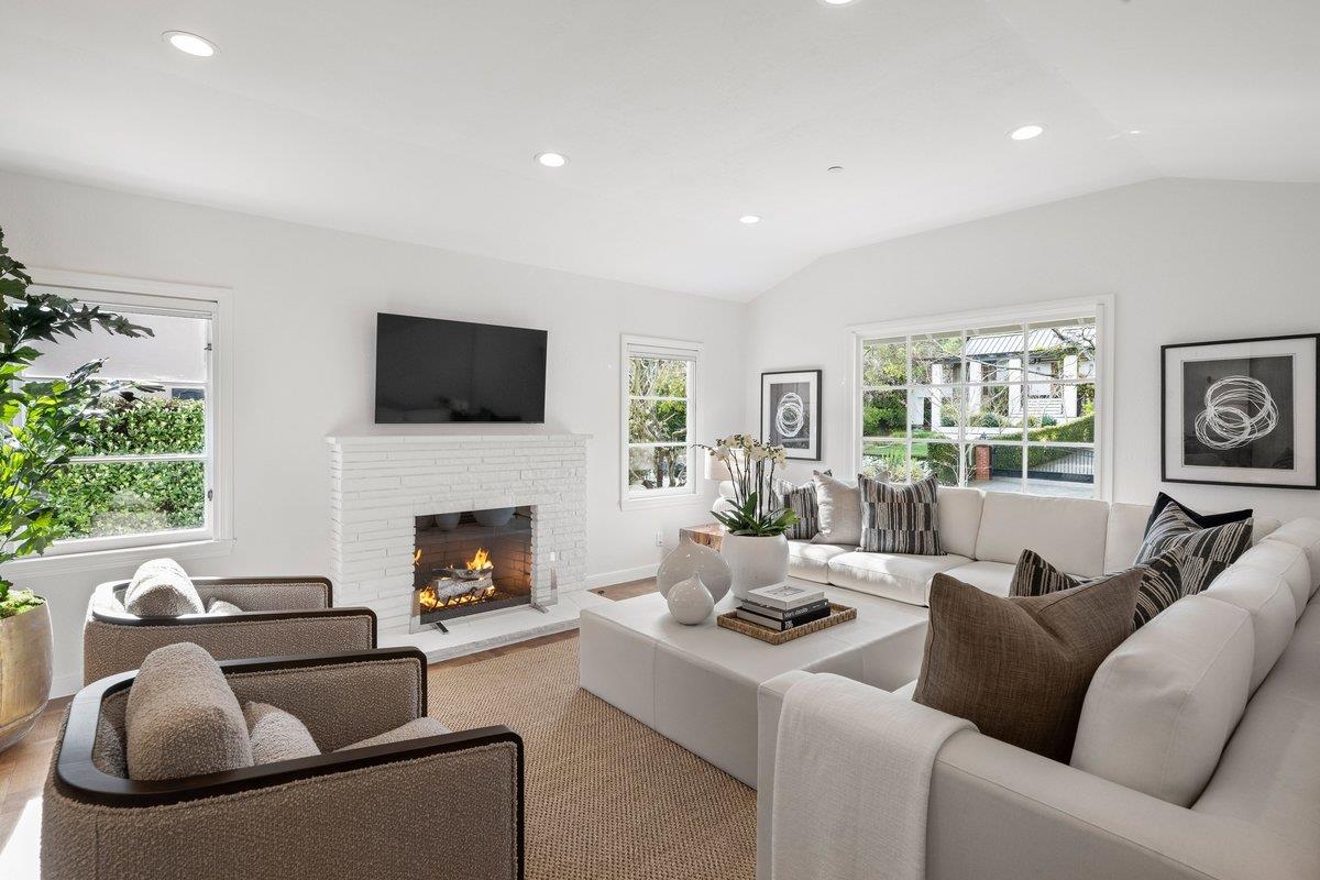 Detail Gallery Image 2 of 25 For 152 Pepper Ave, Burlingame,  CA 94010 - 4 Beds | 3 Baths