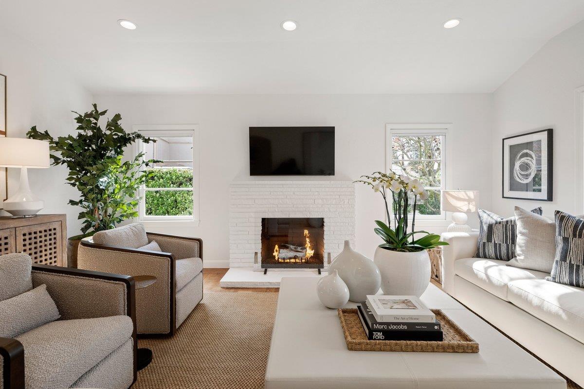 Detail Gallery Image 4 of 25 For 152 Pepper Ave, Burlingame,  CA 94010 - 4 Beds | 3 Baths