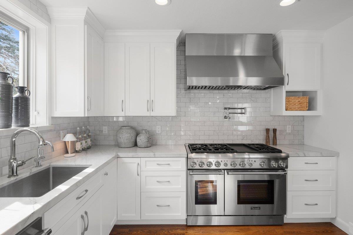 Detail Gallery Image 9 of 25 For 152 Pepper Ave, Burlingame,  CA 94010 - 4 Beds | 3 Baths