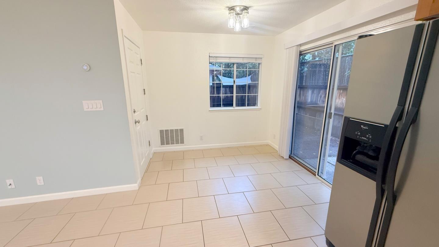 Detail Gallery Image 12 of 36 For 1013 Woodside Rd #1013,  Redwood City,  CA 94061 - 3 Beds | 2/1 Baths