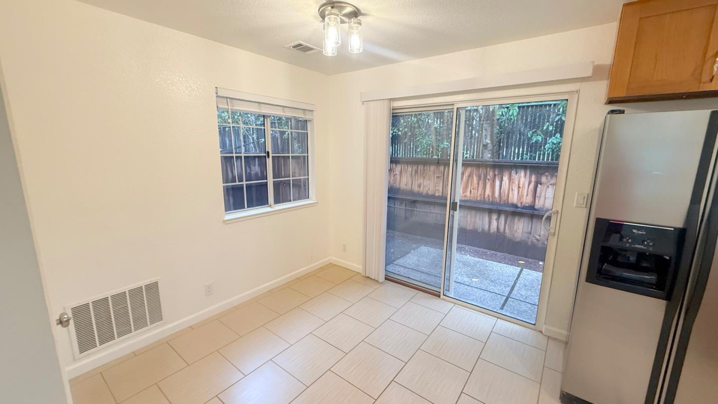 Detail Gallery Image 13 of 36 For 1013 Woodside Rd #1013,  Redwood City,  CA 94061 - 3 Beds | 2/1 Baths