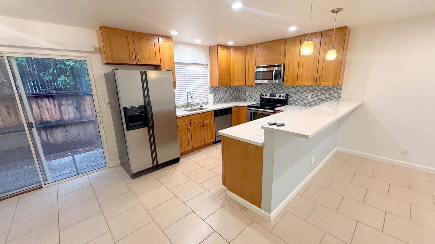 Detail Gallery Image 7 of 36 For 1013 Woodside Rd #1013,  Redwood City,  CA 94061 - 3 Beds | 2/1 Baths