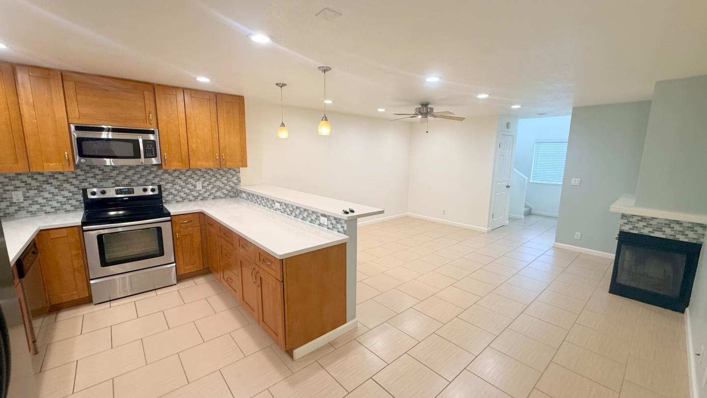 Detail Gallery Image 8 of 36 For 1013 Woodside Rd #1013,  Redwood City,  CA 94061 - 3 Beds | 2/1 Baths