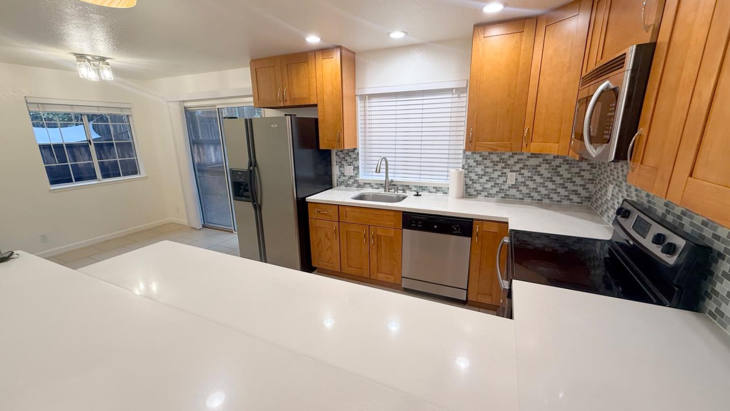 Detail Gallery Image 9 of 36 For 1013 Woodside Rd #1013,  Redwood City,  CA 94061 - 3 Beds | 2/1 Baths