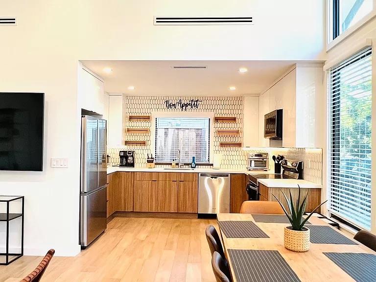 Detail Gallery Image 13 of 44 For 2050 Williams St, Palo Alto,  CA 94306 - – Beds | – Baths