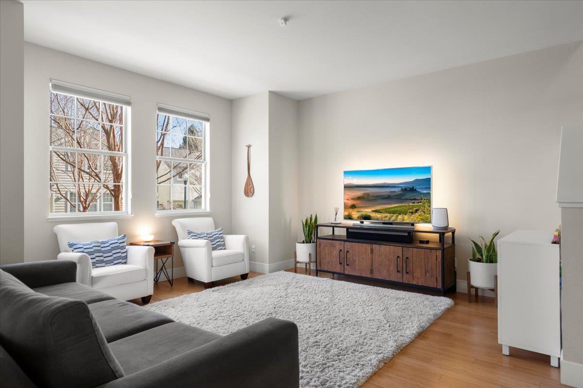 Detail Gallery Image 5 of 34 For 105 Village Cir, Santa Cruz,  CA 95060 - 3 Beds | 2/1 Baths