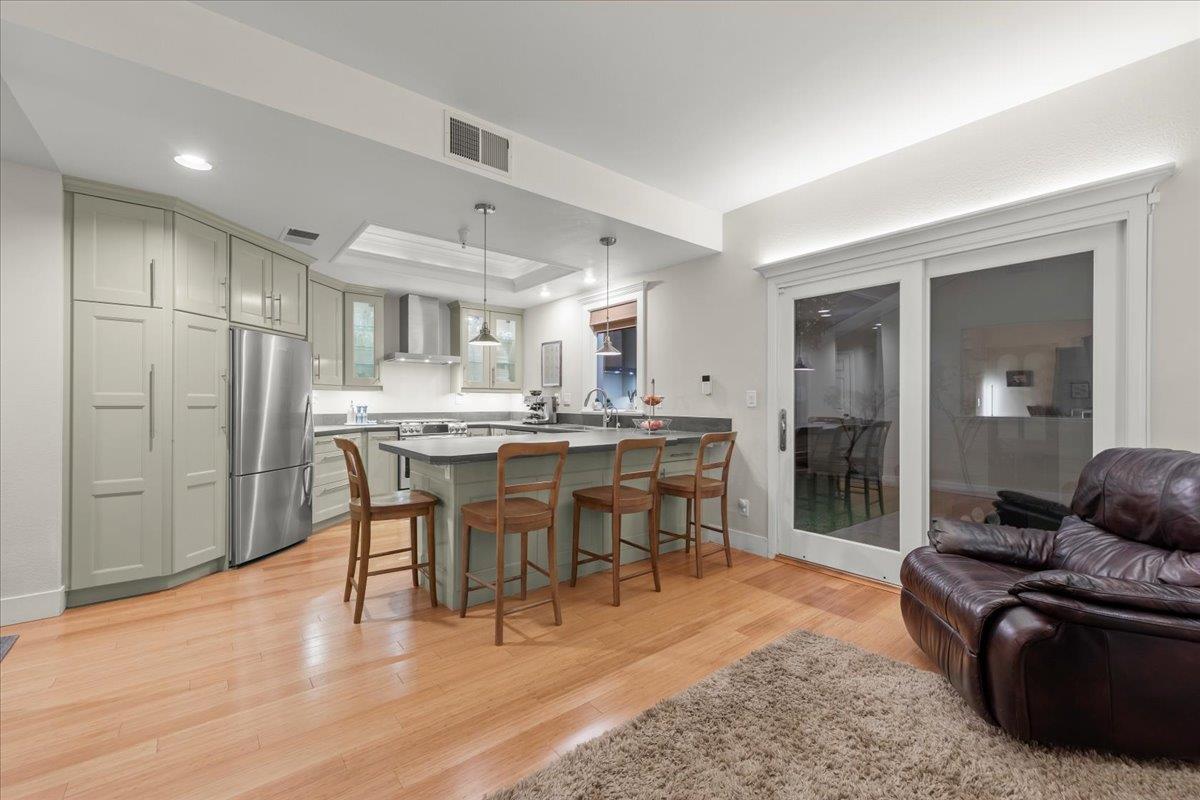 Detail Gallery Image 9 of 34 For 105 Village Cir, Santa Cruz,  CA 95060 - 3 Beds | 2/1 Baths