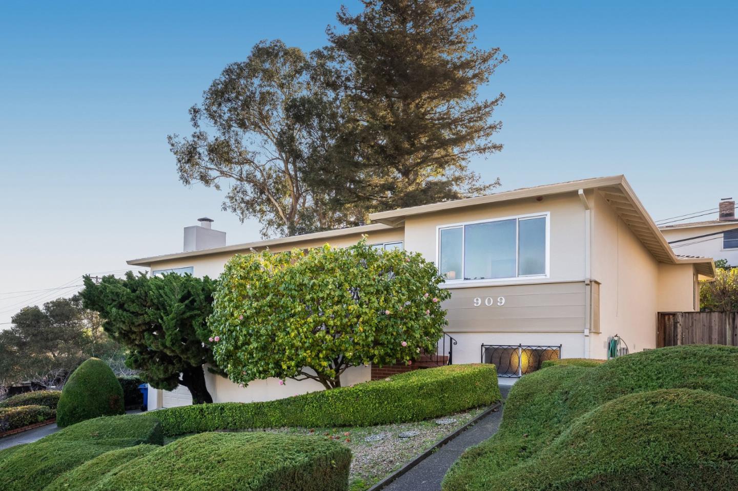 Detail Gallery Image 2 of 80 For 909 Hillcrest Blvd, Millbrae,  CA 94030 - 3 Beds | 3 Baths