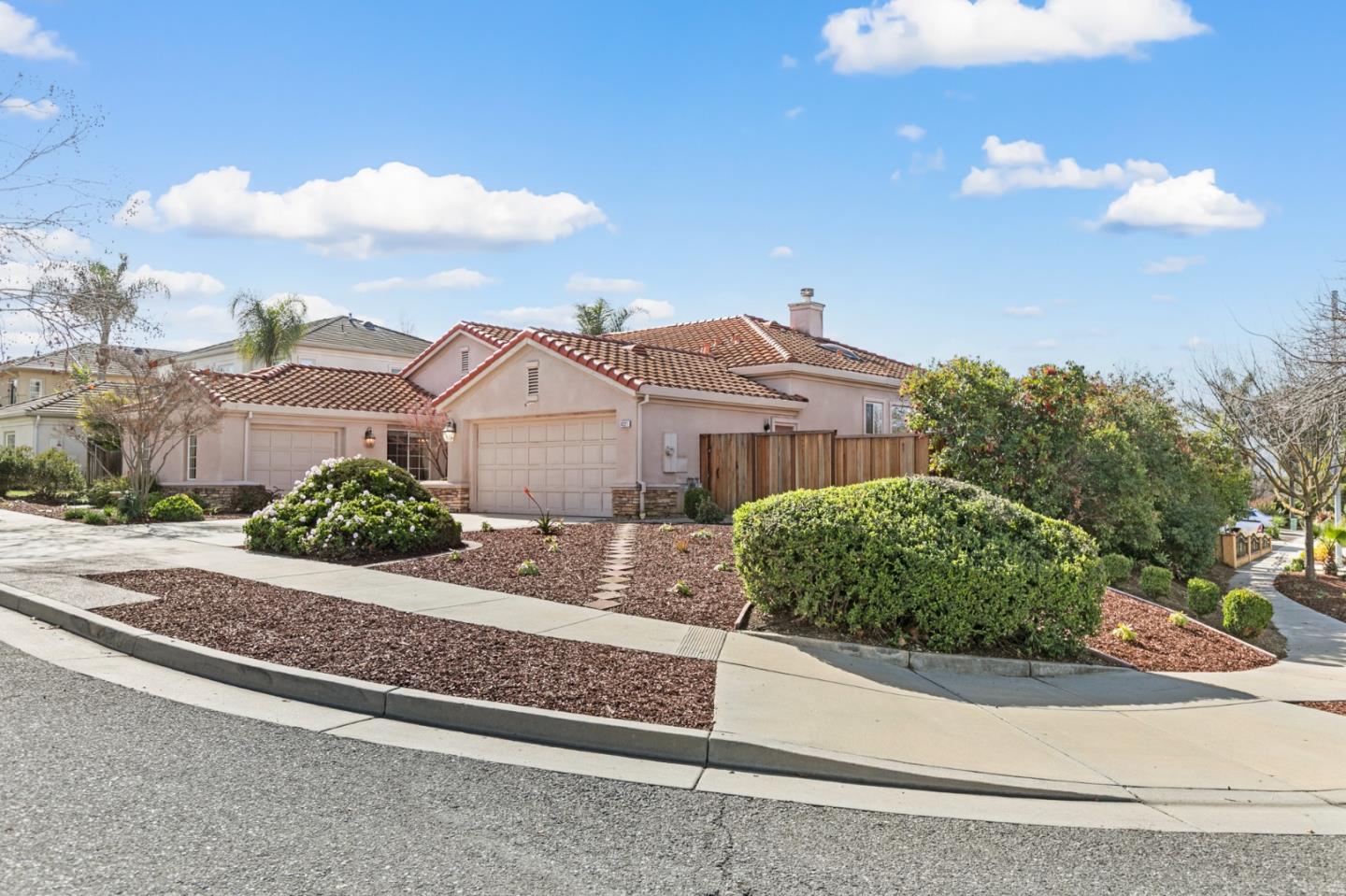 Detail Gallery Image 2 of 50 For 4321 Mackin Woods Ln, San Jose,  CA 95135 - 4 Beds | 2/1 Baths