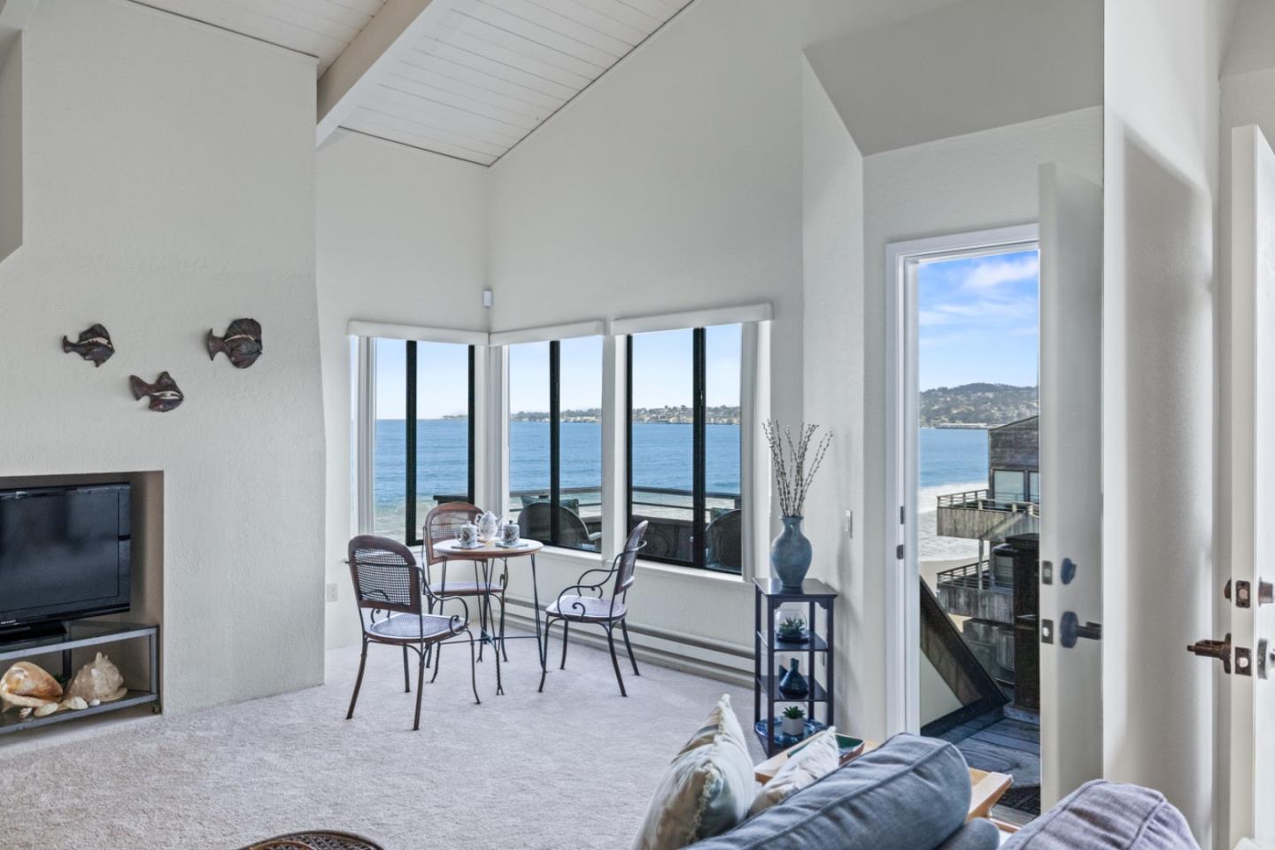Detail Gallery Image 4 of 21 For 1 Surf Way #216,  Monterey,  CA 93940 - 1 Beds | 1 Baths