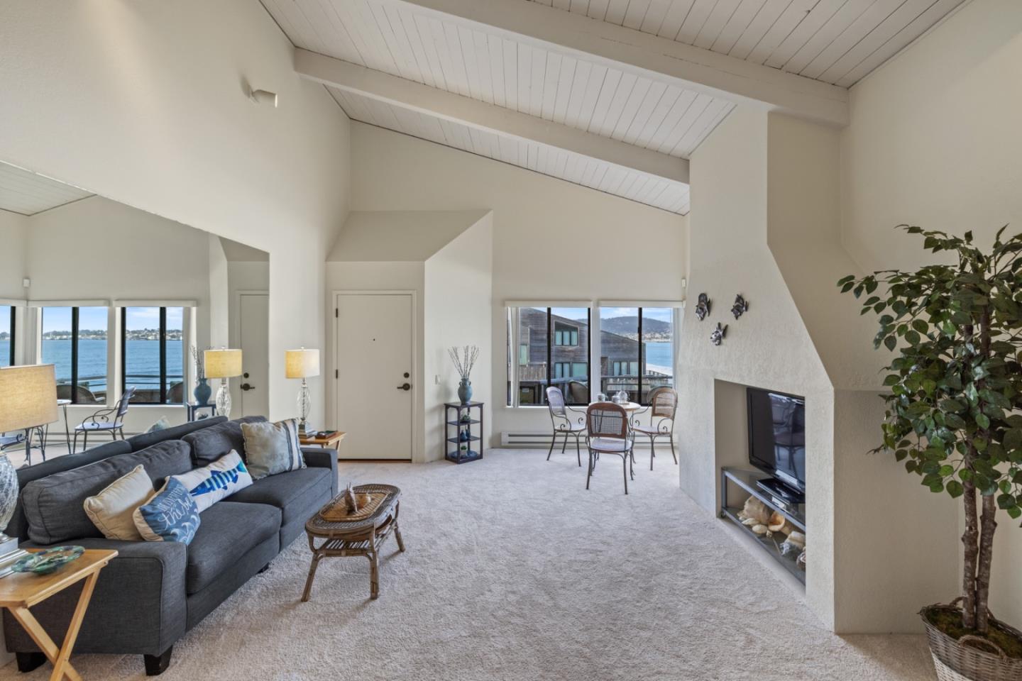 Detail Gallery Image 5 of 21 For 1 Surf Way #216,  Monterey,  CA 93940 - 1 Beds | 1 Baths