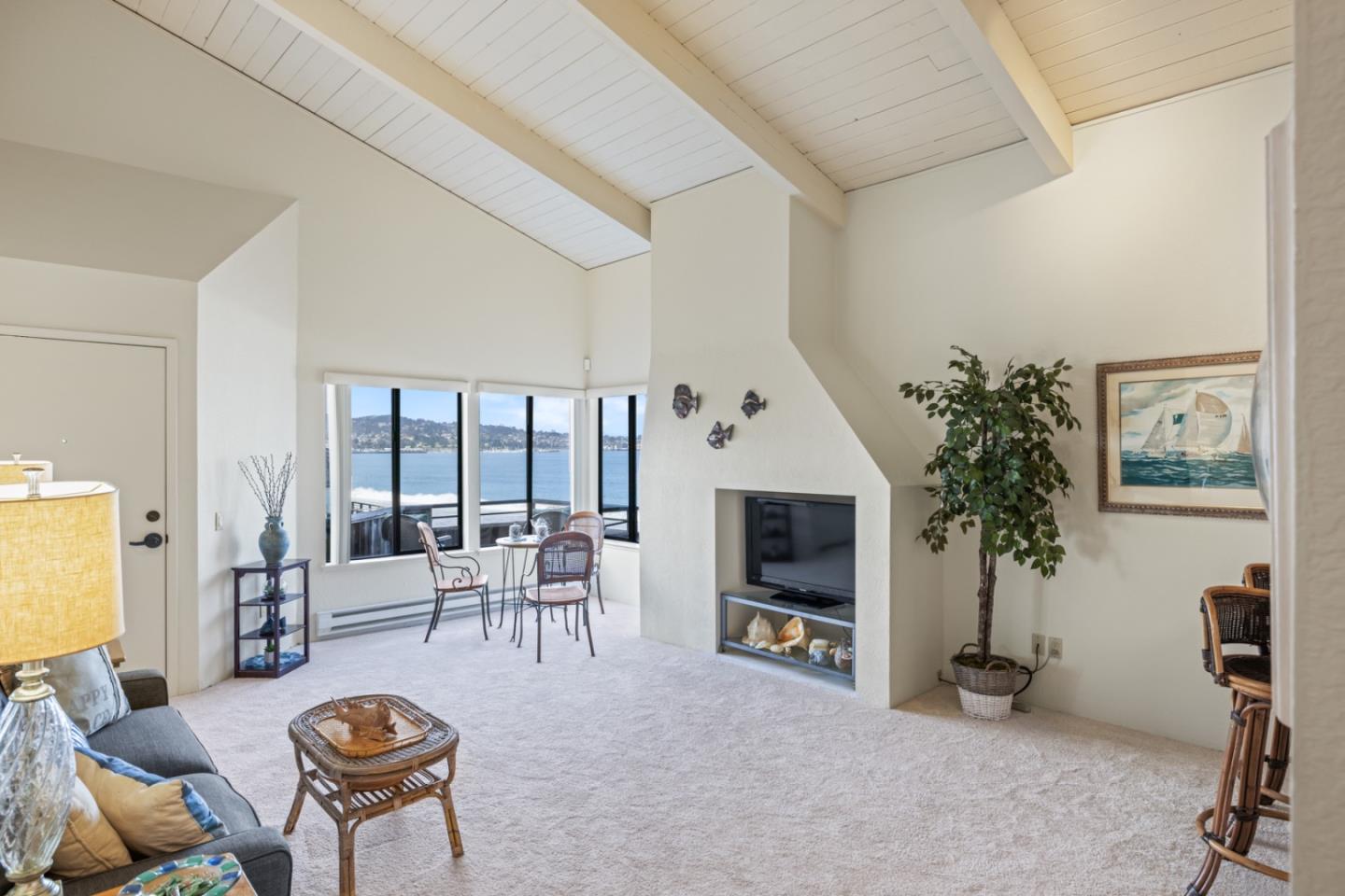 Detail Gallery Image 6 of 21 For 1 Surf Way #216,  Monterey,  CA 93940 - 1 Beds | 1 Baths